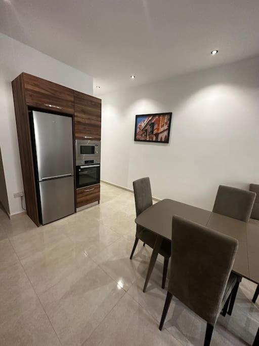 Modern 1 Bedroom In *